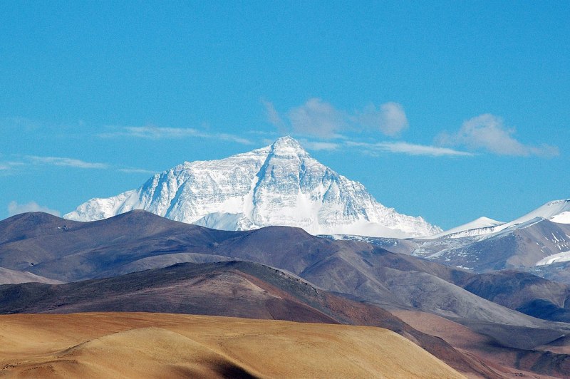 中国西藏自治区与尼泊尔交界处的喜马拉雅山脉中段,是世界最高山峰