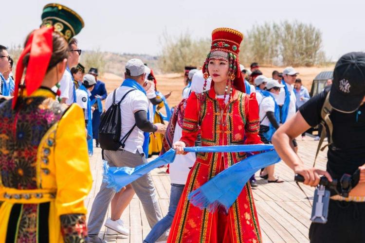 蒙古族献哈达的礼仪视频(献哈达是哪个民族的礼节)