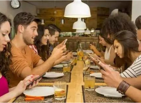 吃饭看手机有什么坏处