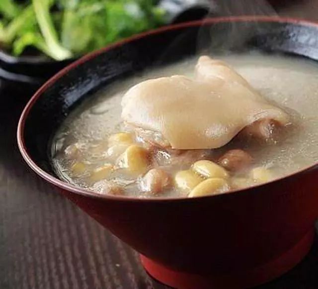 花生炖猪蹄汤的做法