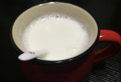 首先,我们要准备一杯纯牛奶,大概是200ml左右即可,放在桌子上备用