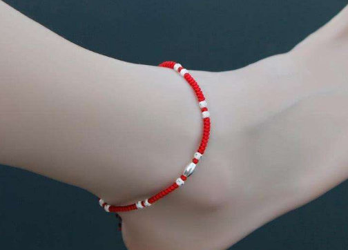 女人脚上系红绳代表什么