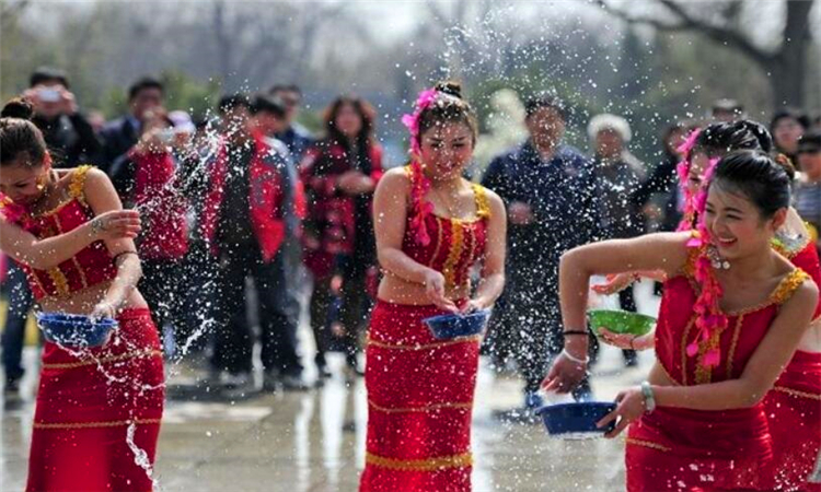 泼水节是哪个民族的节日