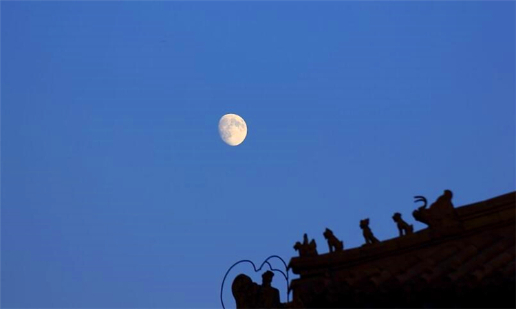 02过了新月,月亮被照亮的部分逐渐转向地球,人们看到一钩弯月,称为"
