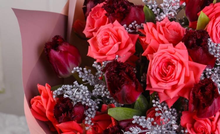 女朋友生氣時送什么花？道歉送黃玫瑰還是紅玫瑰？