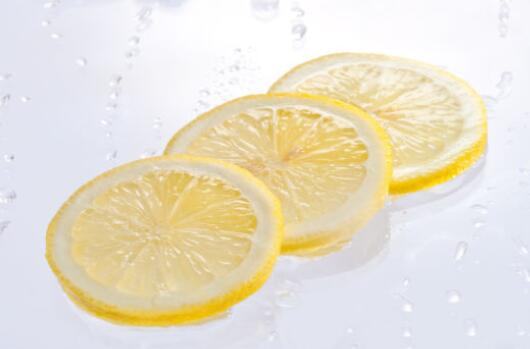 柠檬片泡水能祛斑吗