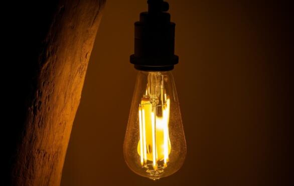 电灯泡是谁发明的