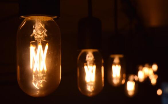 电灯泡是谁发明的