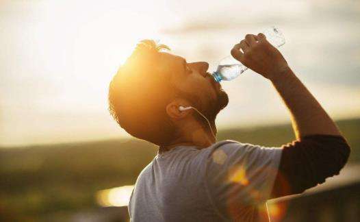 人一天喝多少水最合适