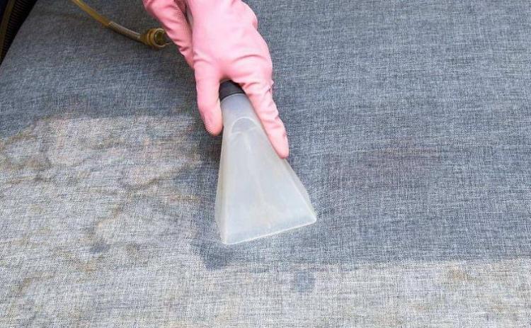 使用一年的布艺沙发脏了，该如何进行清洗？
