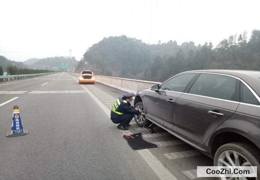 汽车在高速公路上爆胎了怎么办？