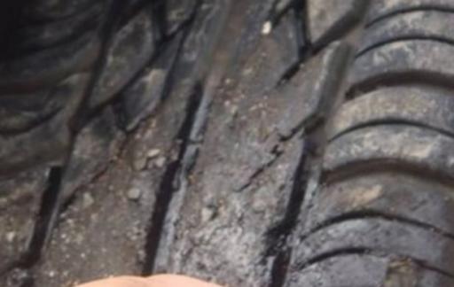 轮胎粘上沥青该如何去除