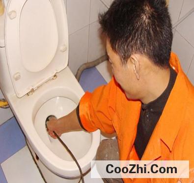马桶掉进硬物该如何疏通