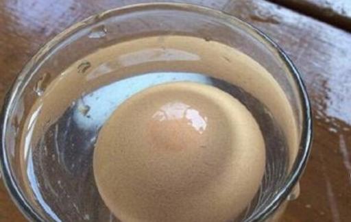 鸡蛋飘在水上还能吃吗