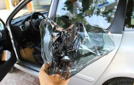 汽车玻璃膜撕下来为什么那么臭