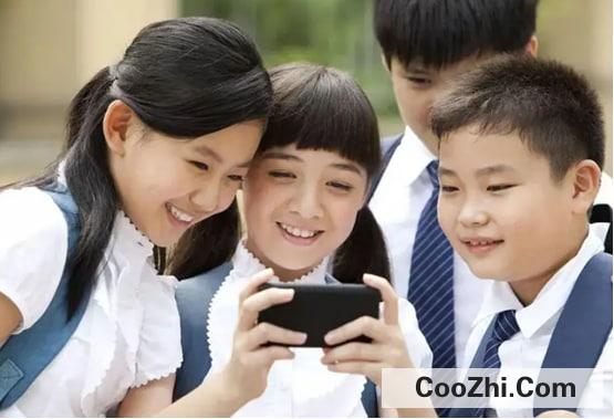 低头玩手机有很多伤害你知道吗