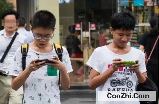 低头玩手机有很多伤害你知道吗