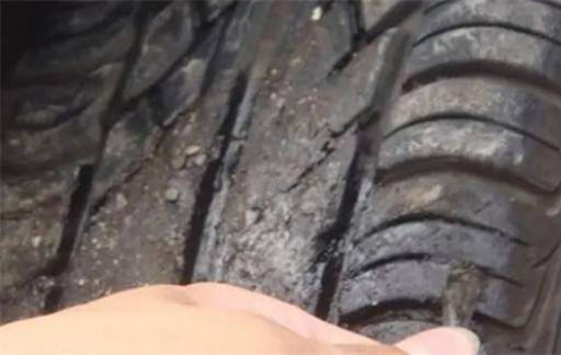 车胎上有沥青的处理方法