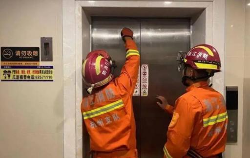 电梯出现故障怎么办