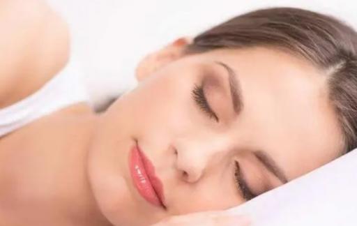 睡觉和护肤哪个对皮肤的影响更大