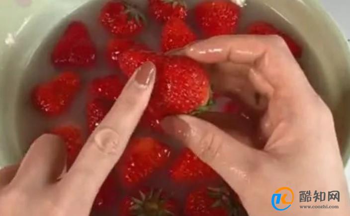 草莓用盐水浸泡可以去除农药吗
