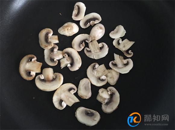 蘑菇里面黑色一圈可以吃吗