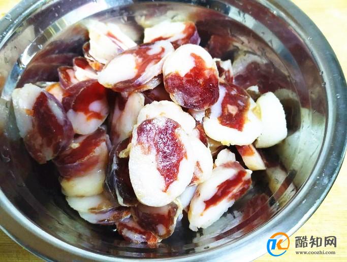 香菇腊肠焖饭的做法