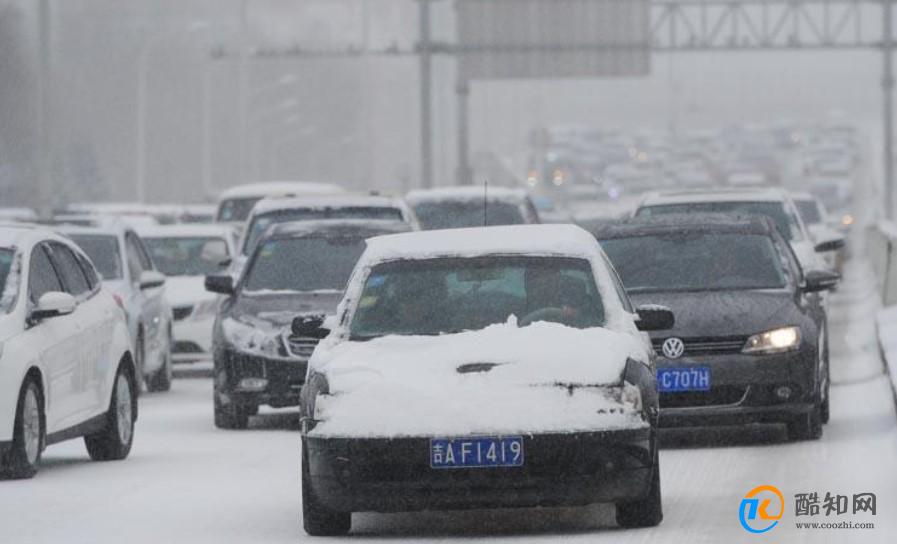 河南三门峡气温骤降20度并突降暴雪 使多车被困连霍高速