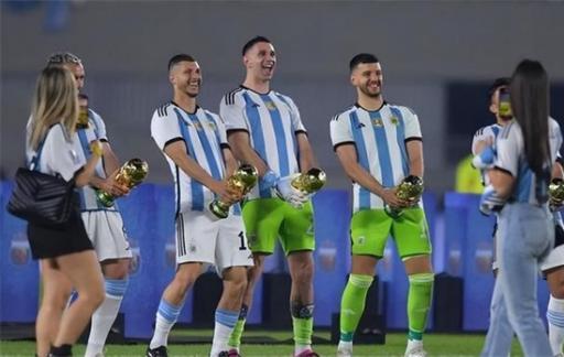 阿根廷球员复刻大马丁庆祝动作胜利