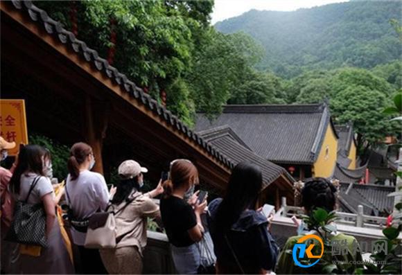 为什么年轻人喜爱逛寺庙