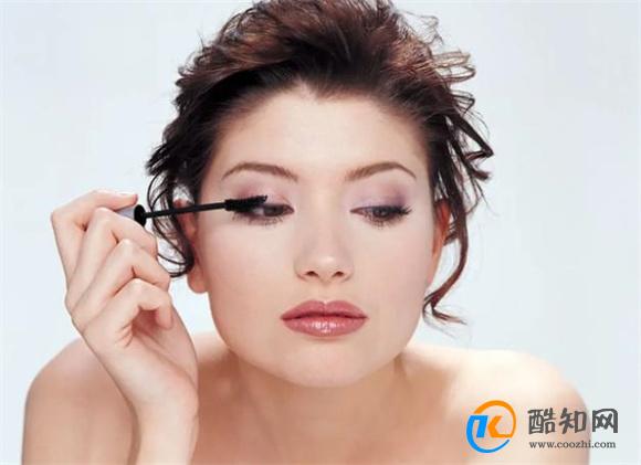 错误化妆让你可能更易伤害皮肤，懂得化妆技巧很重要