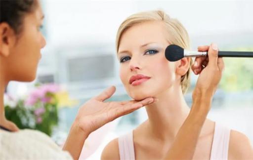 錯誤化妝讓你可能更易傷害皮膚，懂得化妝技巧很重要