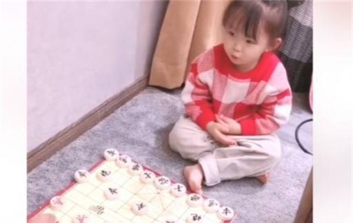 爸爸和寶貝女兒下象棋，雖然寶爸贏了，可是萌娃又耍賴了！