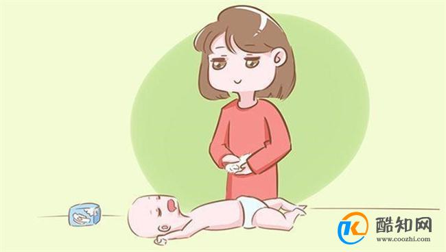宝宝为啥爱哭爱闹 原来是错误换纸尿裤惹的祸导致脊柱受到伤害