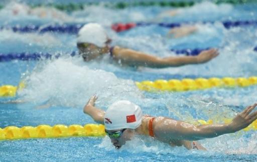 全国游泳冠军赛：女子100米蝶泳张雨霏摘金