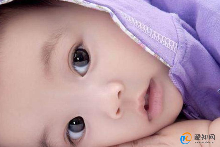 频繁夜奶让宝宝睡不好，影响生长发育，这个月龄就要断夜奶了 