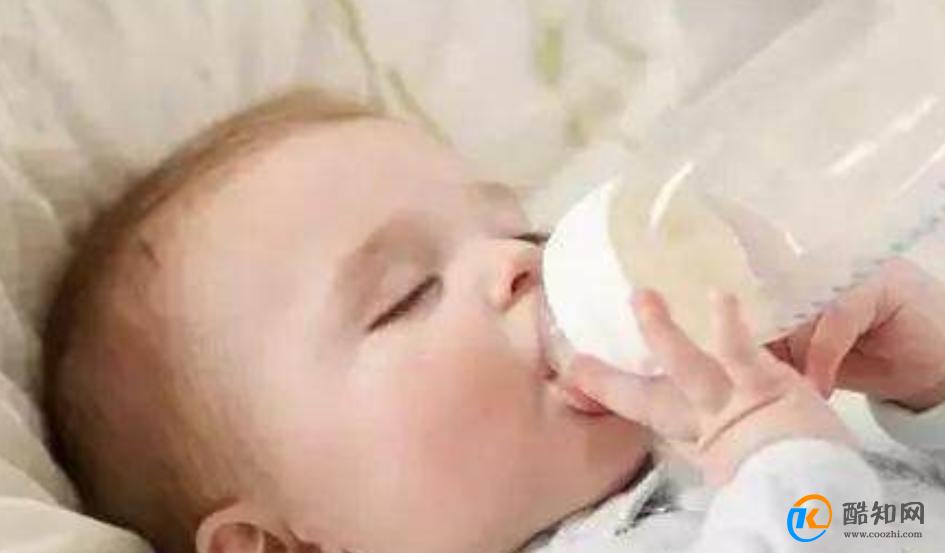 频繁夜奶让宝宝睡不好，影响生长发育，这个月龄就要断夜奶了 