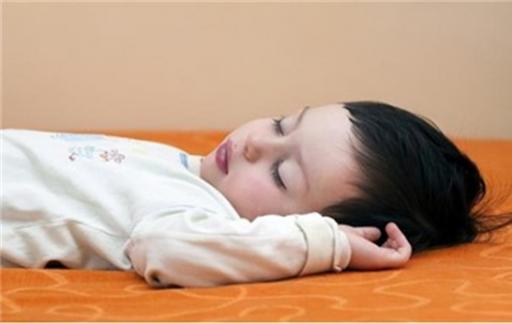宝宝睡觉喜欢“举手投降”的原因  别人不知道无所谓  父母要清楚