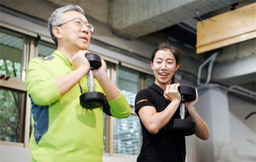 她带退休老爸健身 3 个月摆脱五十肩让运动成纪律