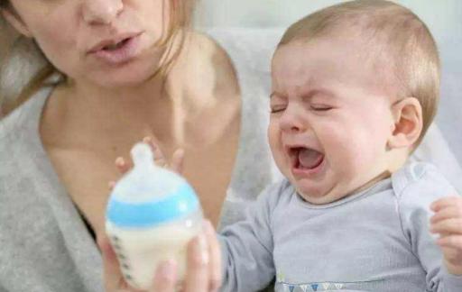 寶寶不肯用奶瓶怎么辦？媽媽們很著急，6個建議幫助寶寶接受奶瓶