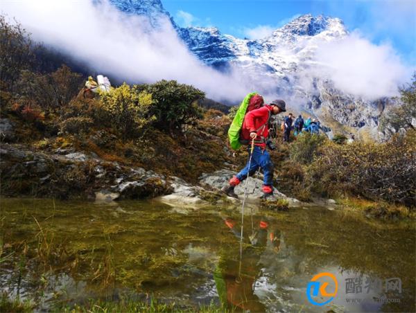 户外复杂地形下，登山杖该怎么用？