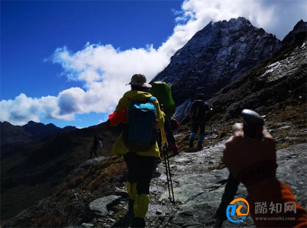 户外复杂地形下，登山杖该怎么用？