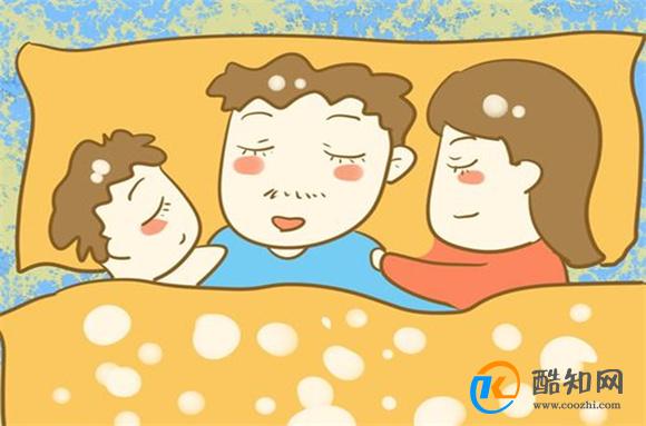 有了娃后  一家三口的各种睡姿  