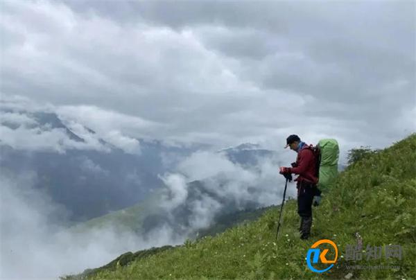 户外复杂地形下，登山杖该怎么用？