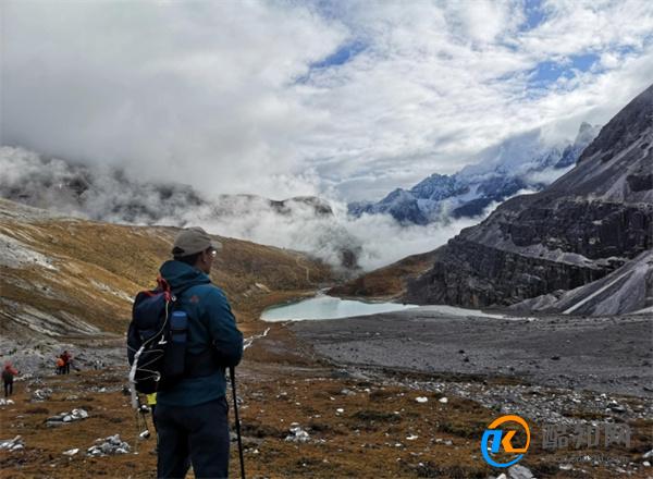 户外复杂地形下，登山杖该怎么用？