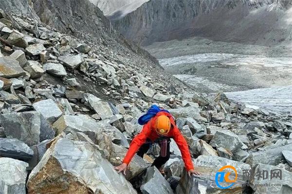 户外复杂地形下，登山杖该怎么用？
