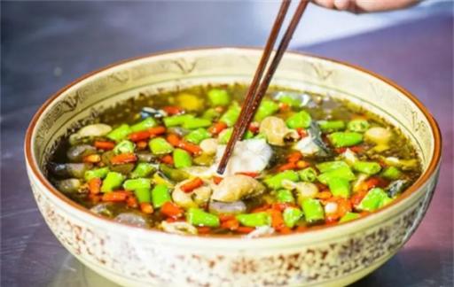 川菜青椒肥肠鱼做法，鱼和肥肠的美味兼得，麻辣鲜香