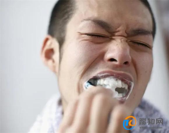 男人每天晨起时抽烟会怎样？或许身体将承担7个后果，劝你尽早改