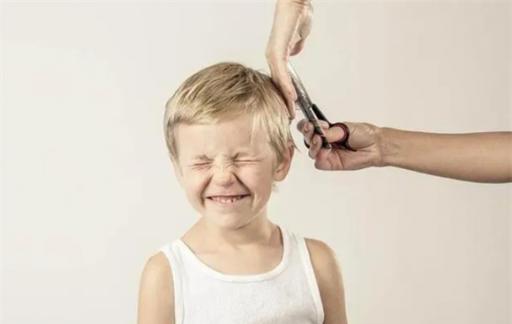 给孩子理发太困难  不妨试试这些方法  让孩子秒变“乖宝宝”