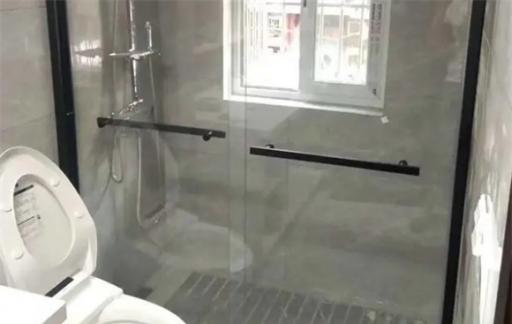 浴室玻璃“水垢”擦不净？教你正确做法，轻轻一擦玻璃会发光！
